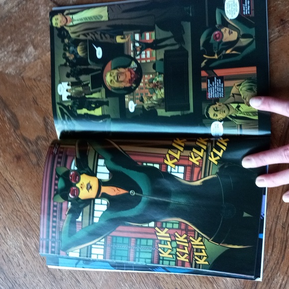 🍀CatWoman volume 8 Run Like Hell DC Comic Book - Picture 4 of 4